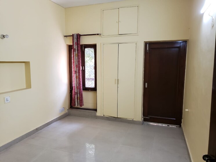 Room, shivalik colony 3 Bedroom 200 Sq.Yd. Builder Floor In Shivalik Colony Delhi 9494703