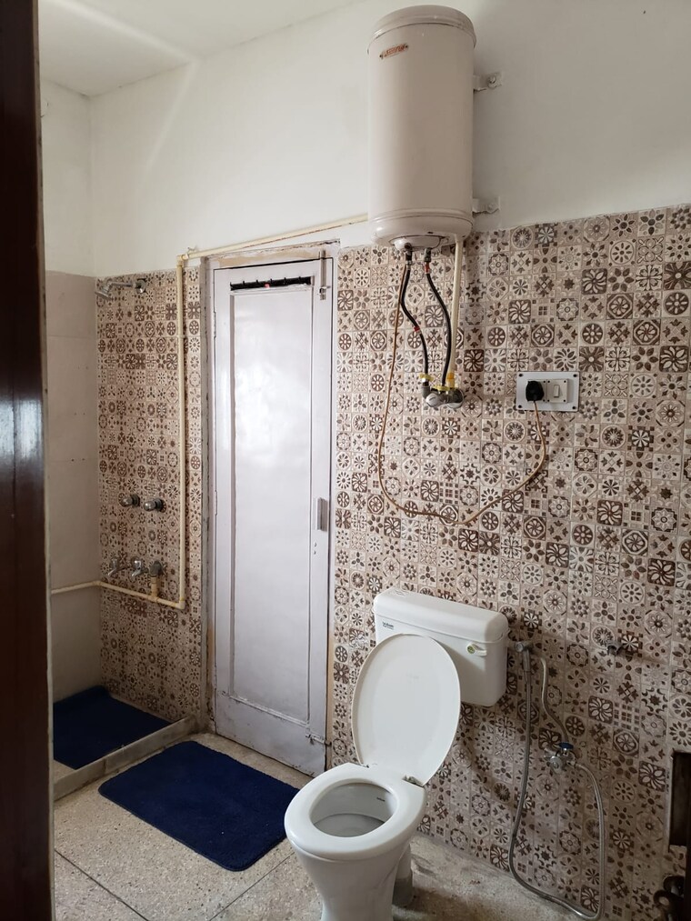 Bathroom, shivalik colony 3 Bedroom 200 Sq.Yd. Builder Floor In Shivalik Colony Delhi 9494703