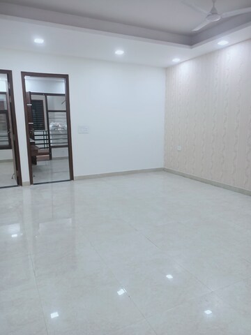 Room in 3 BHK Builder Floor at Amolik Residency, Sector 86 – for Sale