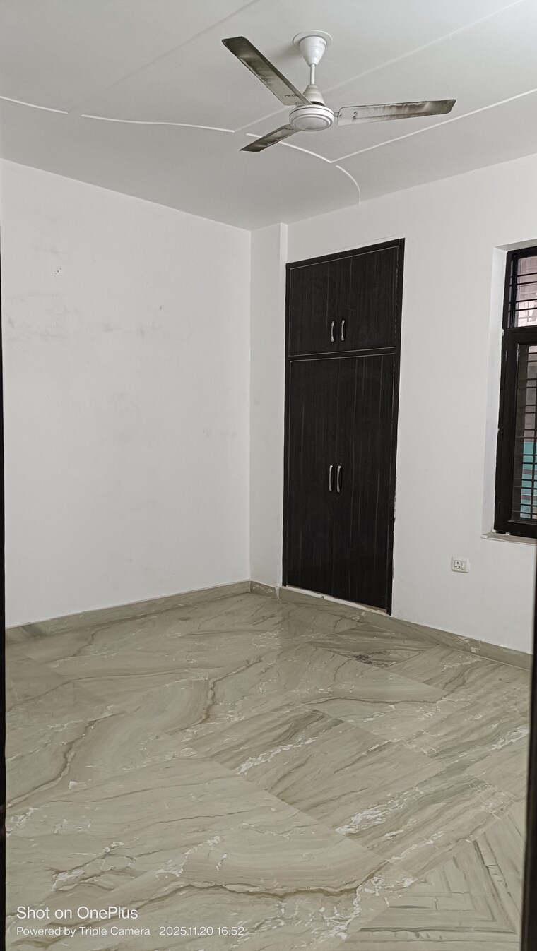 Room, ashoka enclave 3 Bedroom 250 Sq.Yd. Builder Floor In Ashoka Enclave Faridabad 9495269