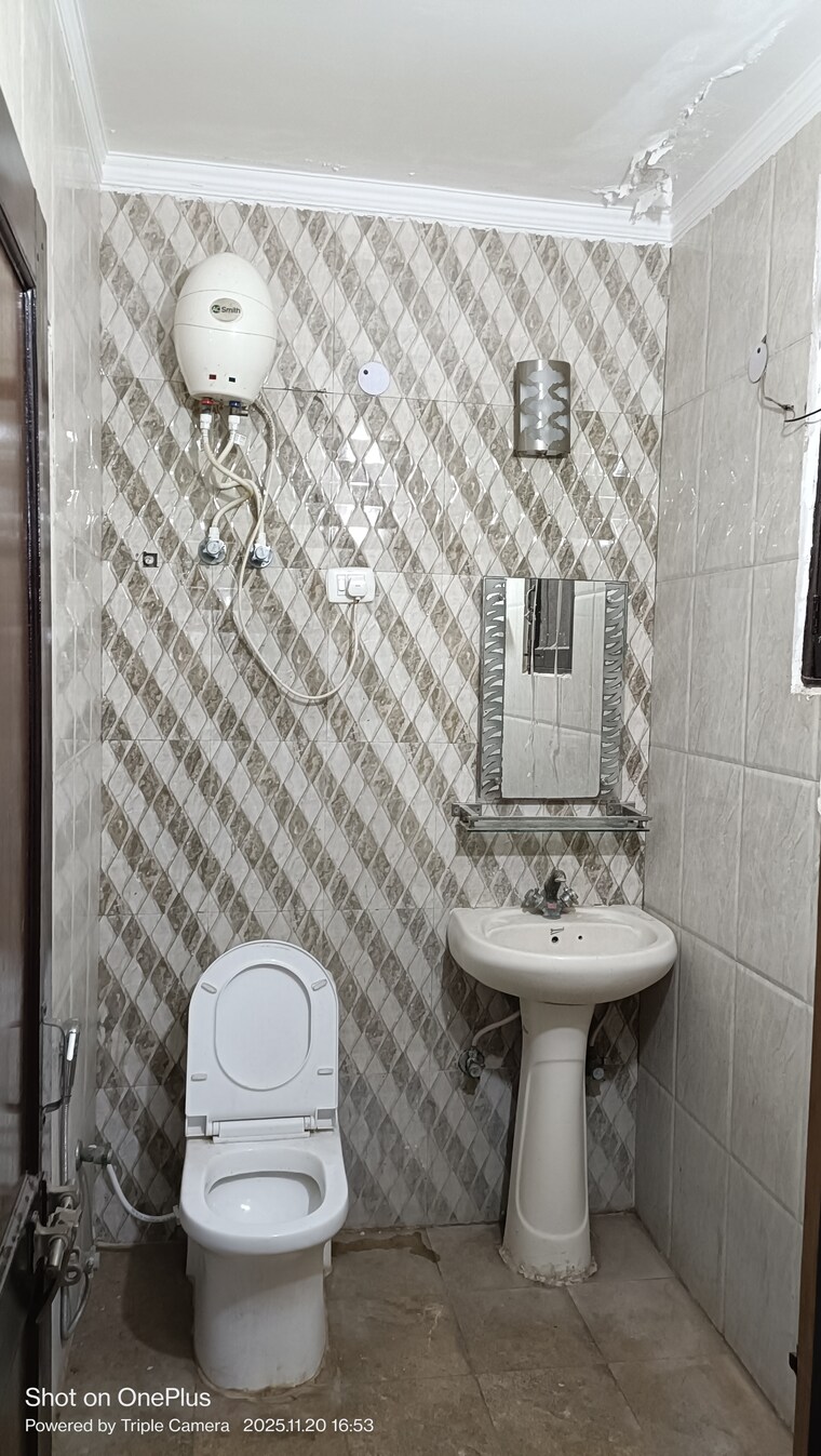 Bathroom, ashoka enclave 3 Bedroom 250 Sq.Yd. Builder Floor In Ashoka Enclave Faridabad 9495269