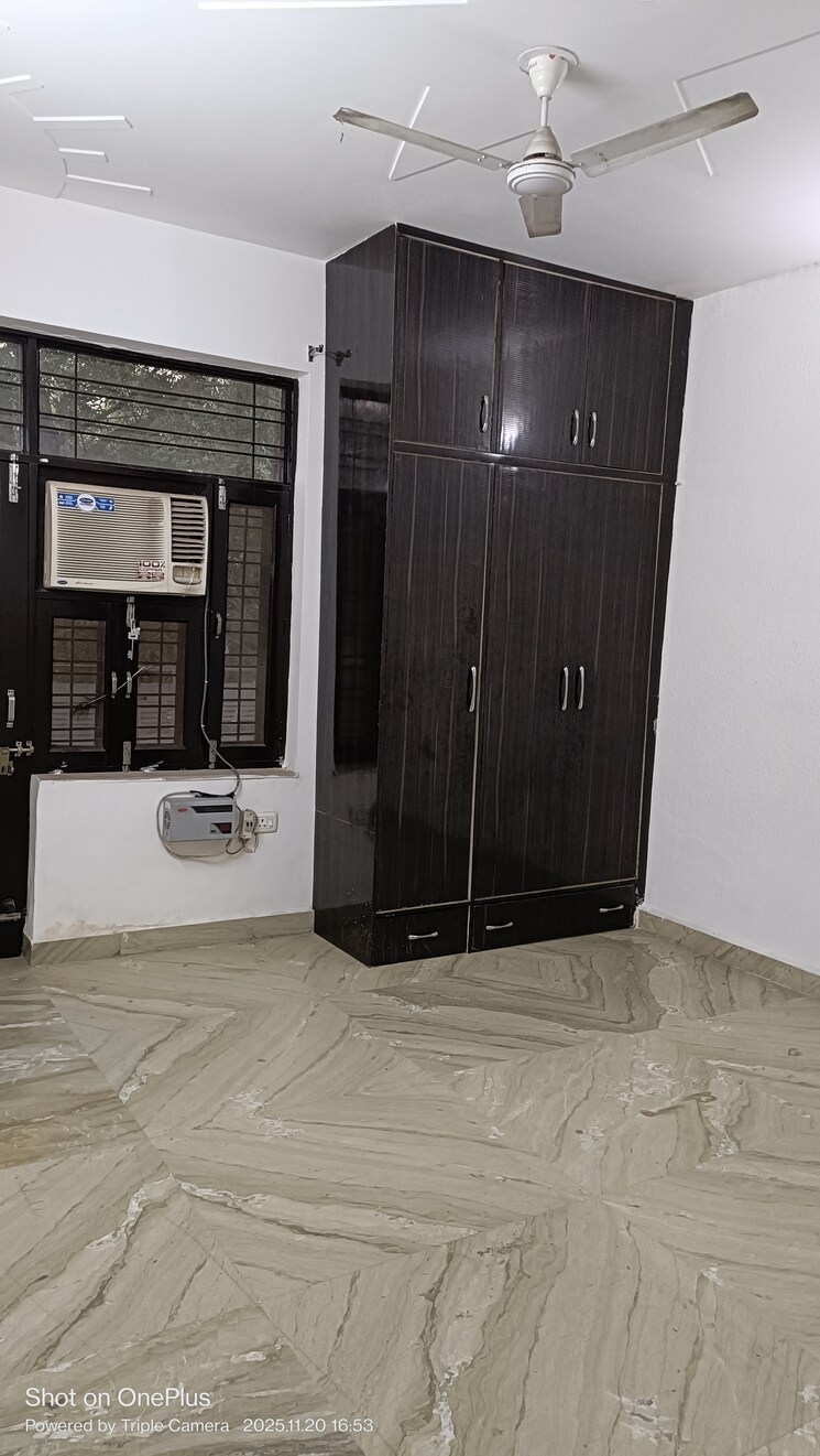 Room, ashoka enclave 3 Bedroom 250 Sq.Yd. Builder Floor In Ashoka Enclave Faridabad 9495269