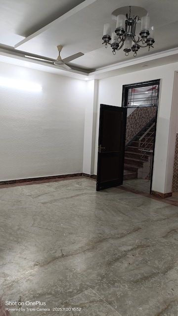 Room in 3 BHK Builder Floor at Ashoka Enclave – for Rent