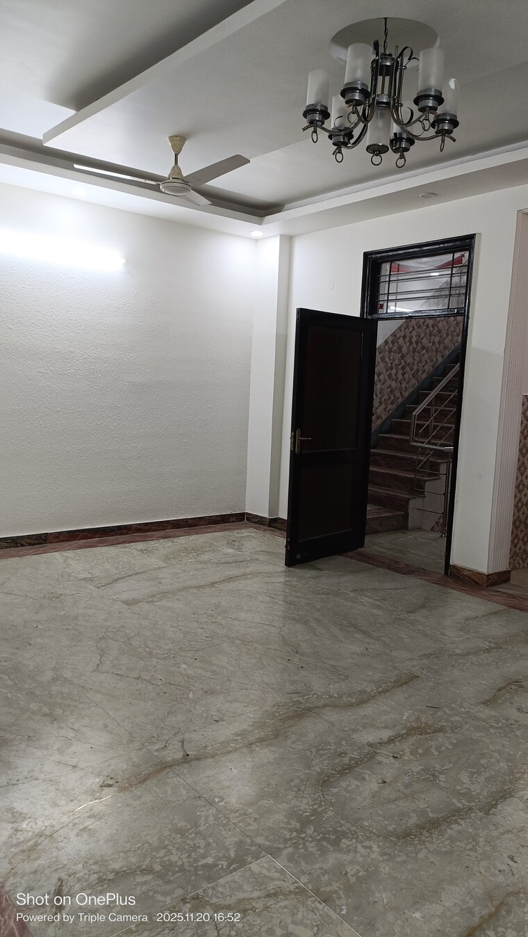 Room, ashoka enclave 3 Bedroom 250 Sq.Yd. Builder Floor In Ashoka Enclave Faridabad 9495269