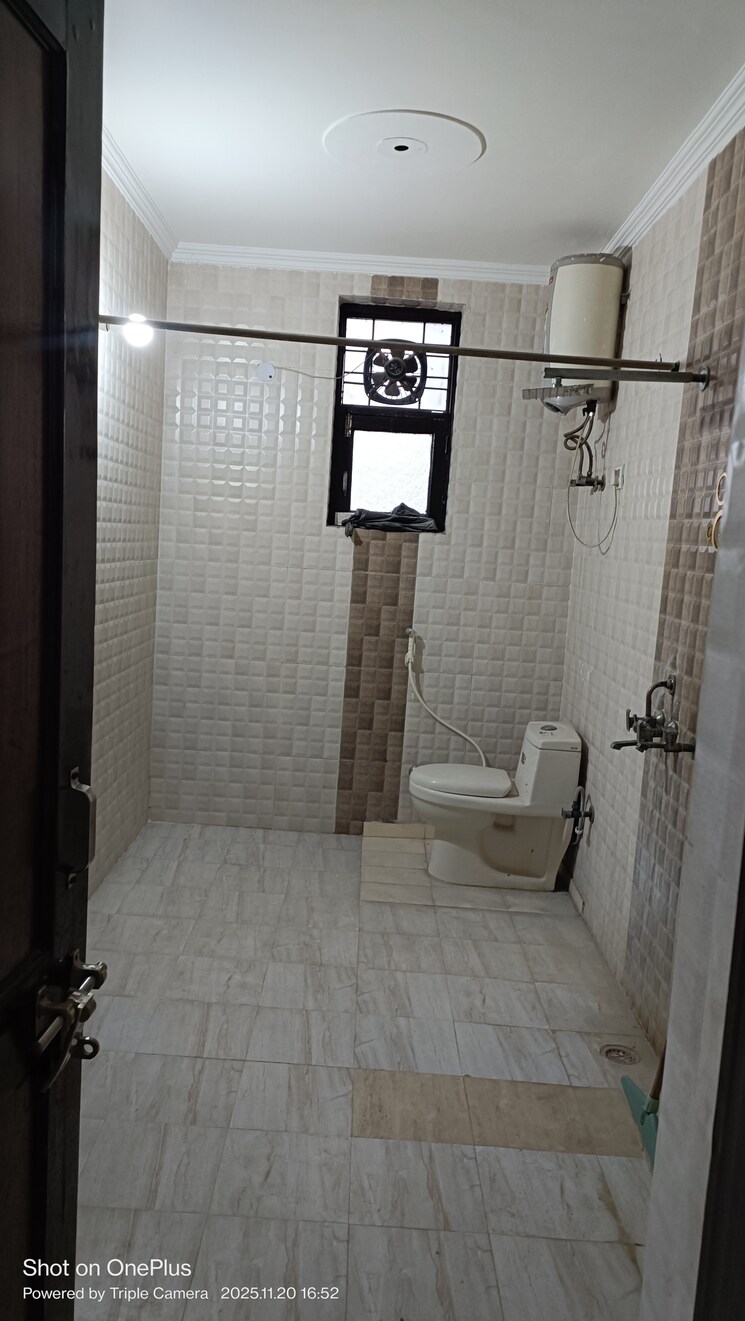 Bathroom, ashoka enclave 3 Bedroom 250 Sq.Yd. Builder Floor In Ashoka Enclave Faridabad 9495269