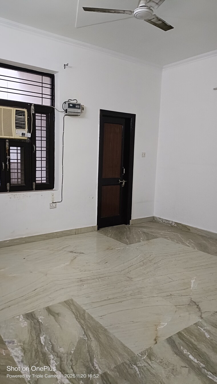 Room, ashoka enclave 3 Bedroom 250 Sq.Yd. Builder Floor In Ashoka Enclave Faridabad 9495269