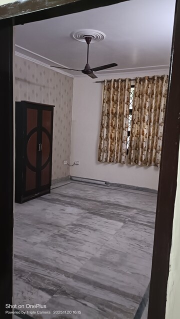 Room in 3 BHK Builder Floor at Ashoka Enclave 3, Sector 35 – for Rent