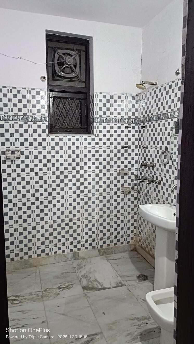 Bathroom, ashoka-enclave-3 3 Bedroom 300 Sq.Yd. Builder Floor In Sector 35 Faridabad 9495350