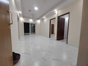 Room in 3 BHK Apartment at Kundan Plaza, Chinar Park – for Rent