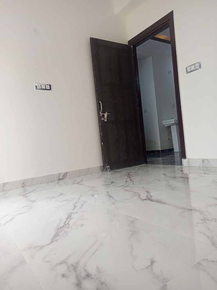 Room, sunshine-apartments-sector-73 3 Bedroom 1350 Sq.Ft. Builder Floor In Sector 73 Noida 9495449