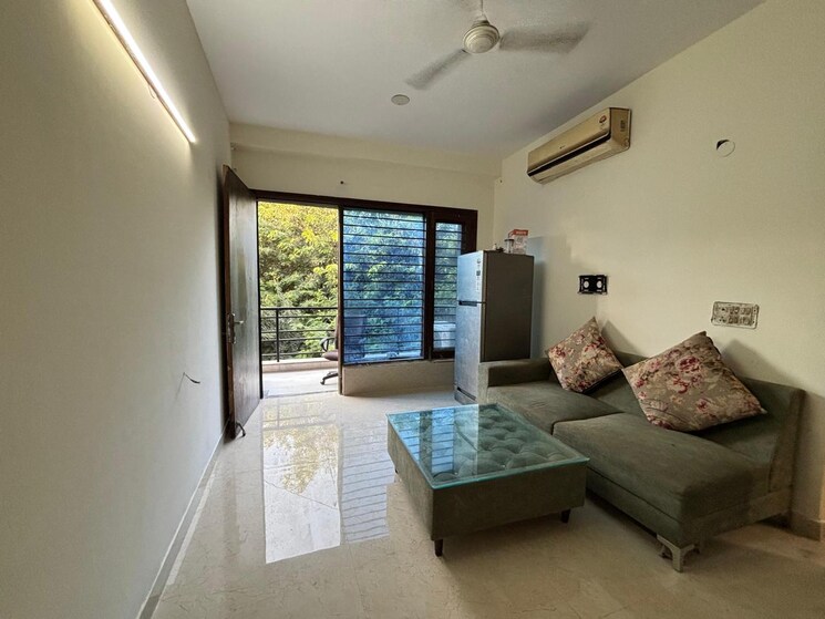 Living Room, defence colony 3 Bedroom 217 Sq.Yd. Builder Floor In Defence Colony Delhi 9495379