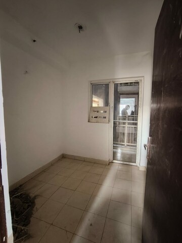 Room in 3.5 BHK Apartment at ILD Greens, Sector 37c – for Rent