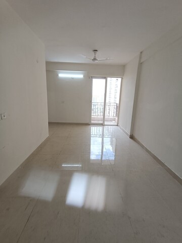 Room in 2 BHK Apartment at Signature Global Prime, Sector 63a – for Rent