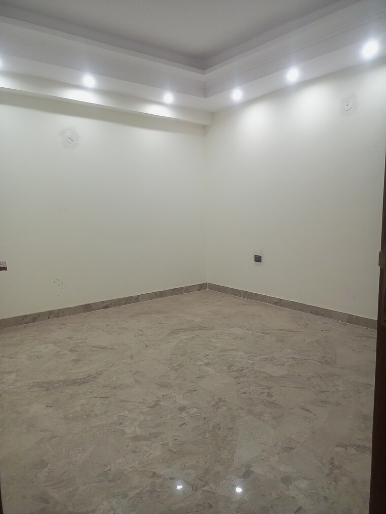 Room, sector 74 4 Bedroom 1650 Sq.Ft. Builder Floor In Sector 74 Noida 9495551