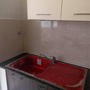 Furnished Amenities in 2.5 BHK Apartment at Mahagun Mirabella, Sector 79 – for Rent