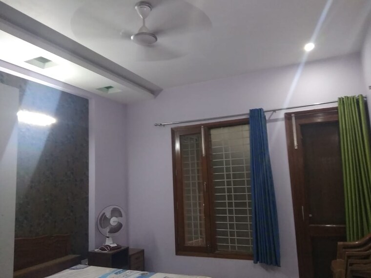Room, phi iii greater noida 6+ Bedroom 200 Sq.Mt. Independent House In Phi Iii Greater Noida Greater Noida 9495590