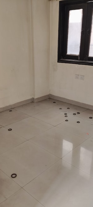 Room in 3 BHK Apartment at Omaxe Heights, Sector 86 – for Sale