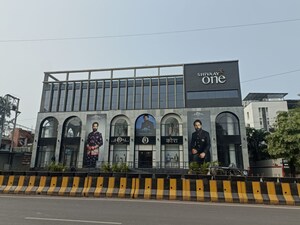  Showroom – Exterior View View at Yashwant Niwas Road - for Rent