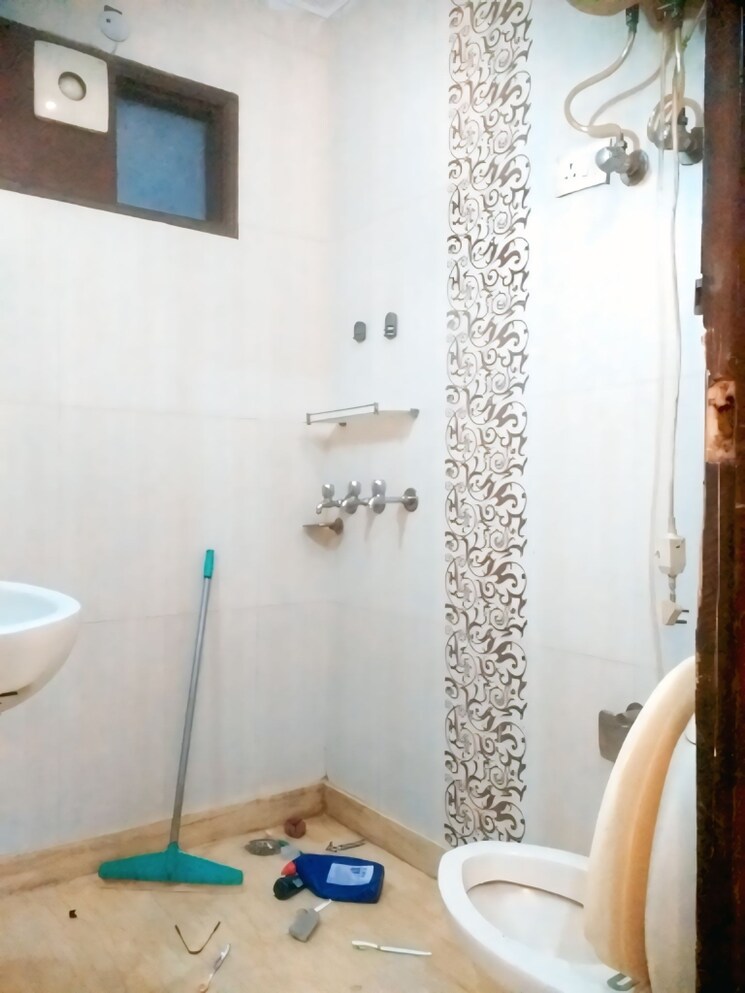 Bathroom, old rajinder nagar 2 Bedroom 1030 Sq.Ft. Builder Floor In Old Rajinder Nagar Delhi 9496105