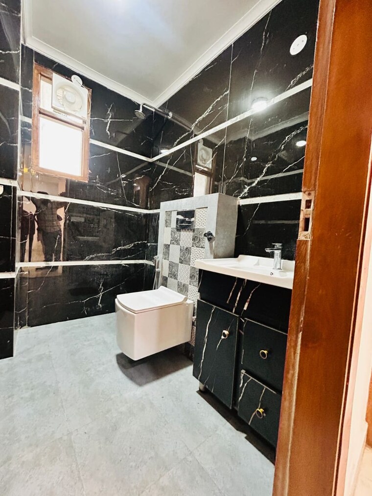 Bathroom, chattarpur 3 Bedroom 130 Sq.Yd. Builder Floor In Chattarpur Delhi 9496385