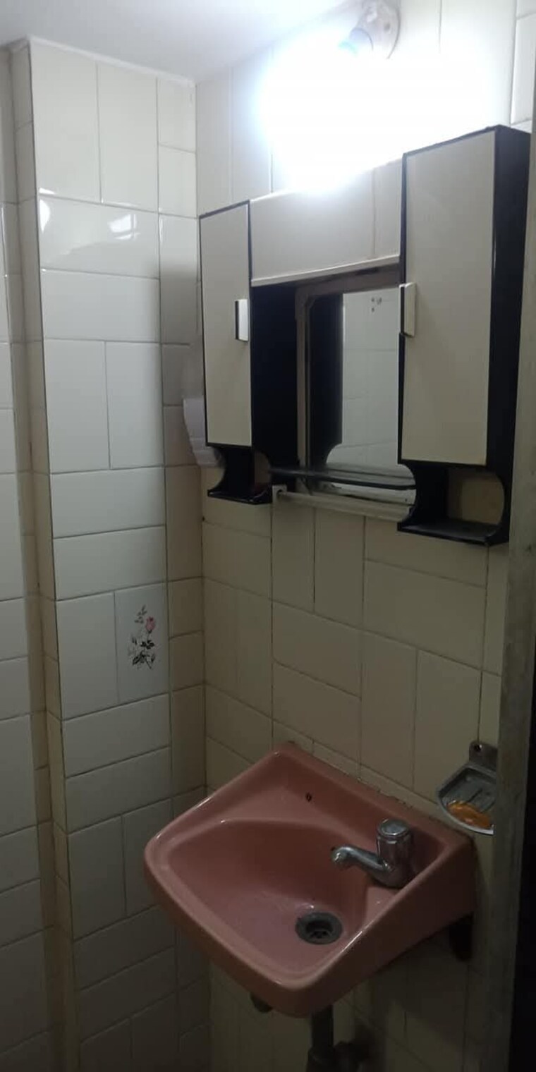 Bathroom, omkar-chs-prabhadevi 1 RK 225 Sq.Ft. Apartment In Prabhadevi Mumbai 9496772
