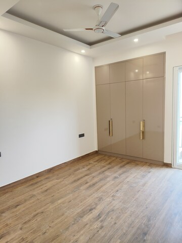 Room in 3 BHK Builder Floor at Raj One Good Earth, Sector 71 – for Rent