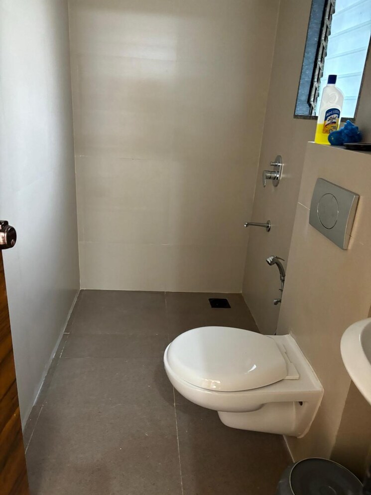 Bathroom, je-and-vee-om-trimurti 2 Bedroom 687 Sq.Ft. Apartment In Malad East Mumbai 9497013