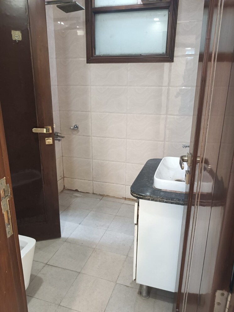 Bathroom, surajmal vihar 3 Bedroom 1800 Sq.Ft. Builder Floor In Surajmal Vihar Delhi 9497256