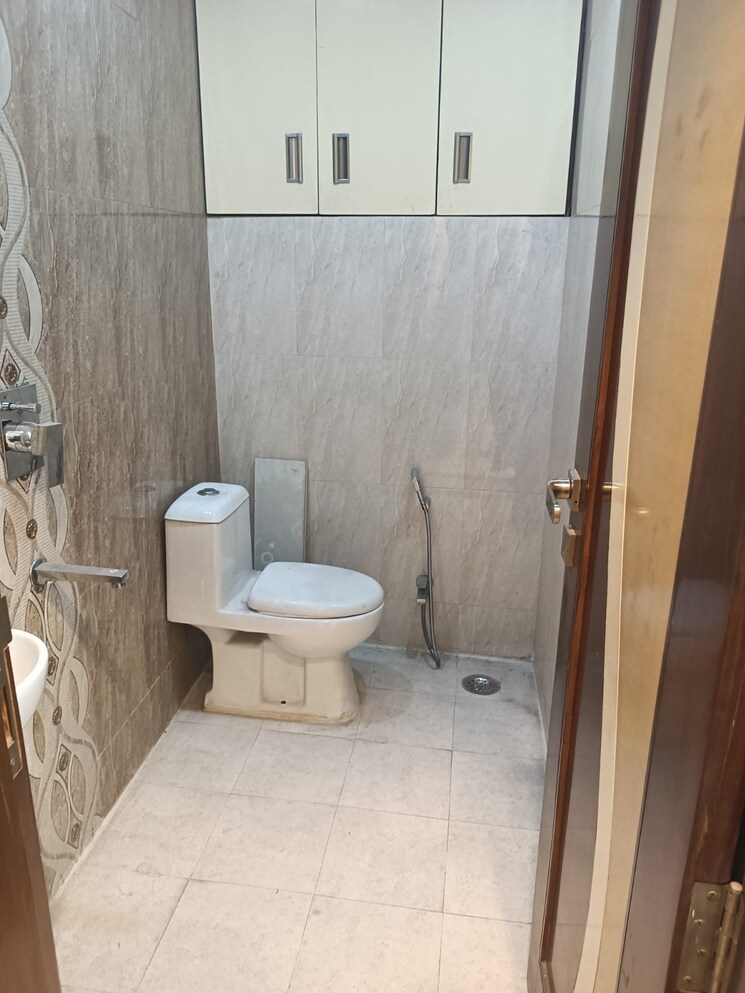 Bathroom, surajmal vihar 3 Bedroom 1800 Sq.Ft. Builder Floor In Surajmal Vihar Delhi 9497256