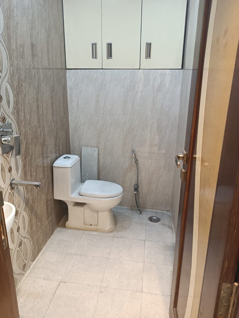 Bathroom, surajmal vihar 3 Bedroom 1800 Sq.Ft. Builder Floor In Surajmal Vihar Delhi 9497256
