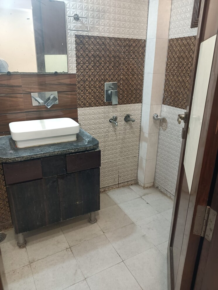 Bathroom, surajmal vihar 3 Bedroom 1800 Sq.Ft. Builder Floor In Surajmal Vihar Delhi 9497256