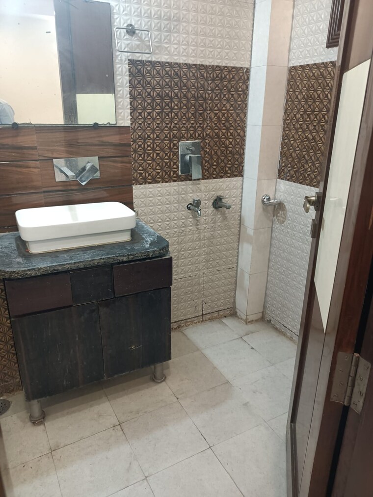 Bathroom, surajmal vihar 3 Bedroom 1800 Sq.Ft. Builder Floor In Surajmal Vihar Delhi 9497256