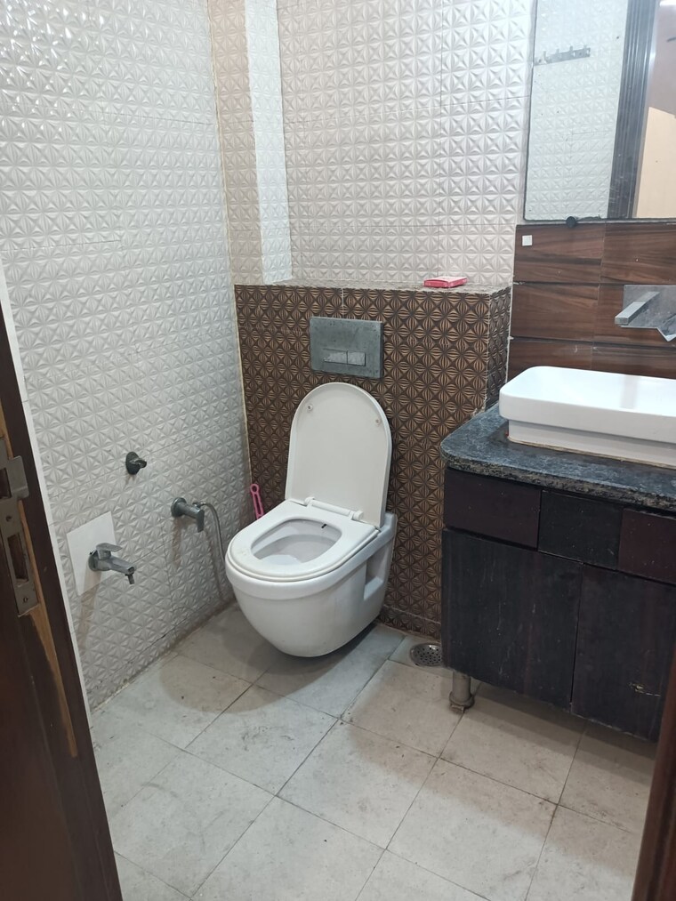 Bathroom, surajmal vihar 3 Bedroom 1800 Sq.Ft. Builder Floor In Surajmal Vihar Delhi 9497256
