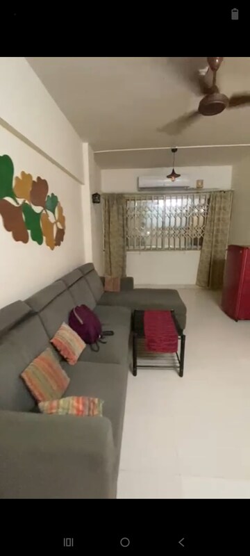 Living Room in 1.5 BHK Apartment at Andheri East – for Rent