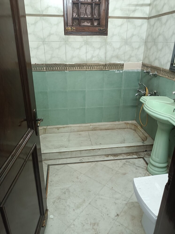 Bathroom, yojna vihar 3 Bedroom 1800 Sq.Ft. Builder Floor In Yojna Vihar Delhi 9497489