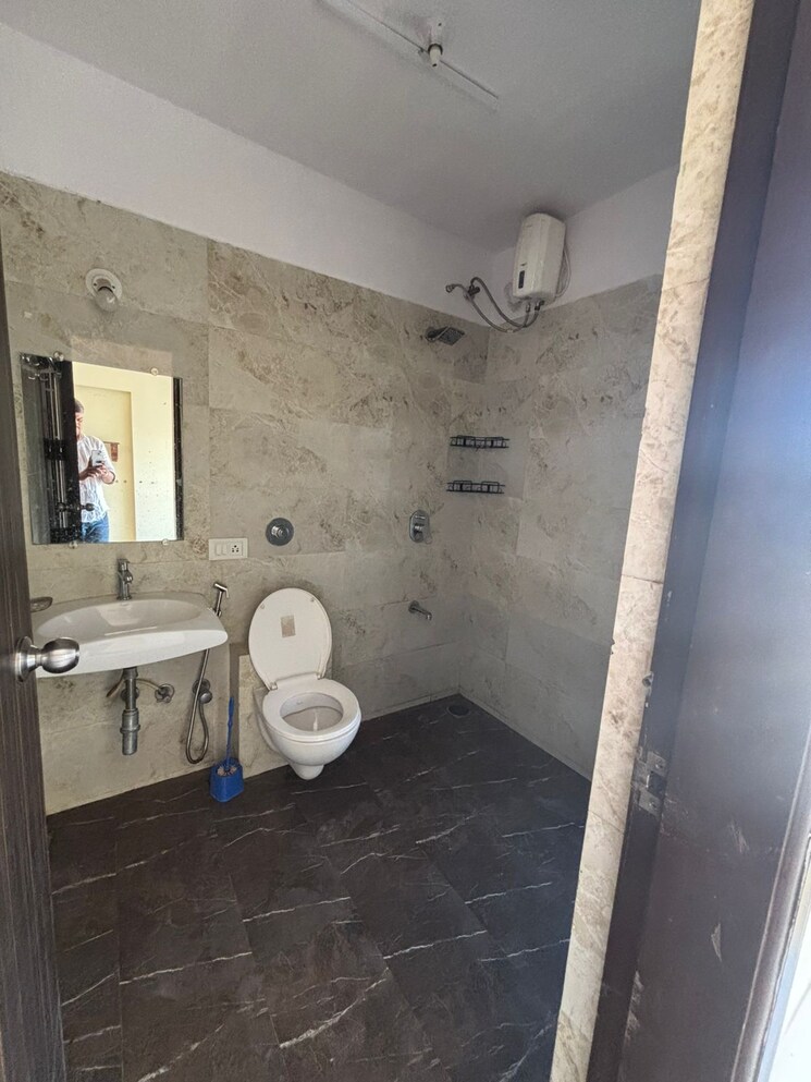 Bathroom, sadguna-raj-ek-jyot-sukriti 2 Bedroom 910 Sq.Ft. Apartment In Chembur Mumbai 9497463
