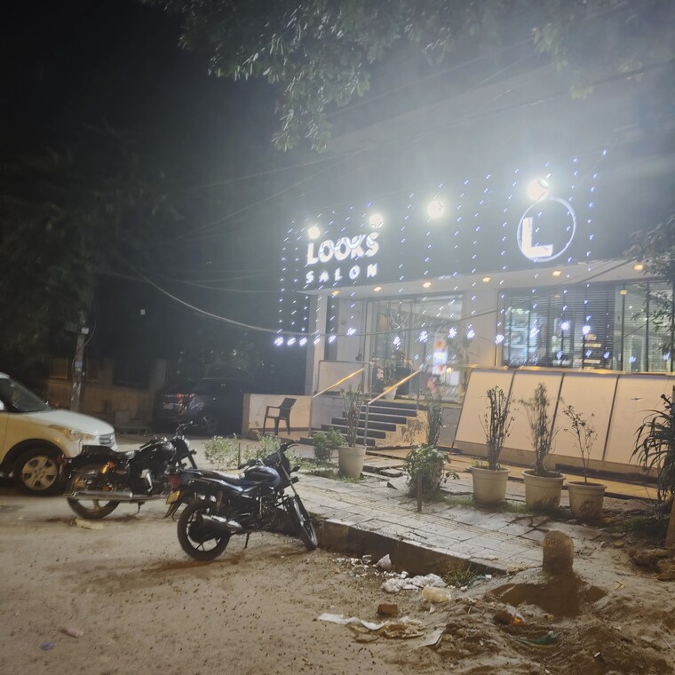  Parking, paschim vihar Commercial Office Space 1600 Sq.Ft. In Paschim Vihar Delhi 9497576