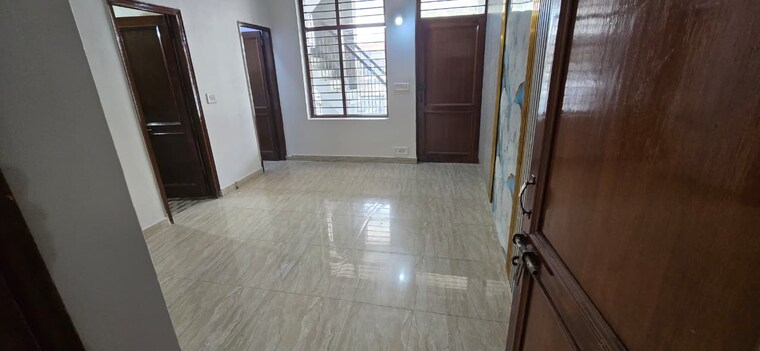 Room, sector 16 3.5 Bedroom 2250 Sq.Ft. Builder Floor In Sector 16 Faridabad 9497586