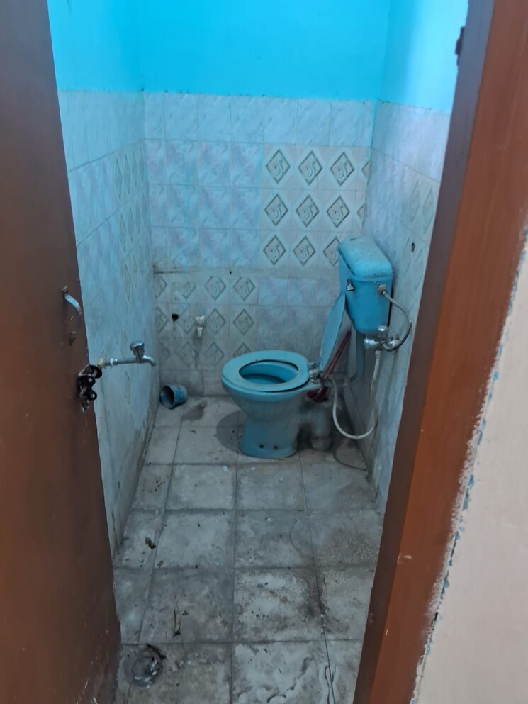 Attached Bathroom, dayanand colony 2 Bedroom 100 Sq.Yd. Builder Floor In Dayanand Colony Delhi 9497708