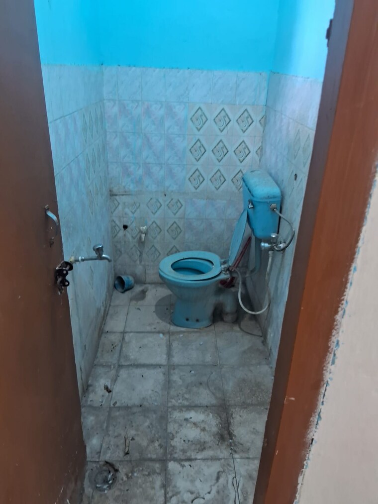 Attached Bathroom, dayanand colony 2 Bedroom 100 Sq.Yd. Builder Floor In Dayanand Colony Delhi 9497708