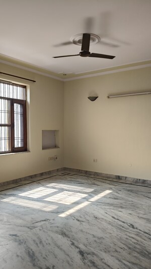Room in 1.5 BHK Builder Floor at Sector 16 – for Rent