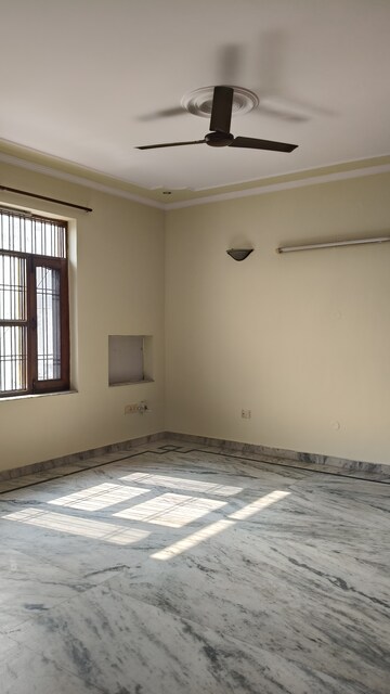 Room in 1.5 BHK Builder Floor at Sector 16 – for Rent