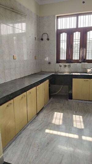 Kitchen in 1.5 BHK Builder Floor at Sector 16 – for Rent