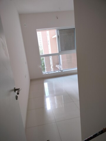 Room in 3 BHK Apartment at Godrej Green Vistas, Mahalunge – for Rent