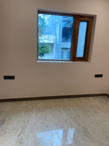 Room in 3 BHK Builder Floor at Pitampura – for Rent