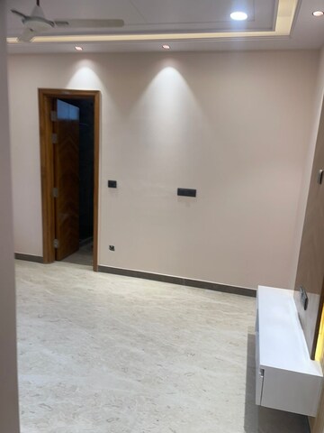 Room in 3 BHK Builder Floor at Pitampura – for Rent