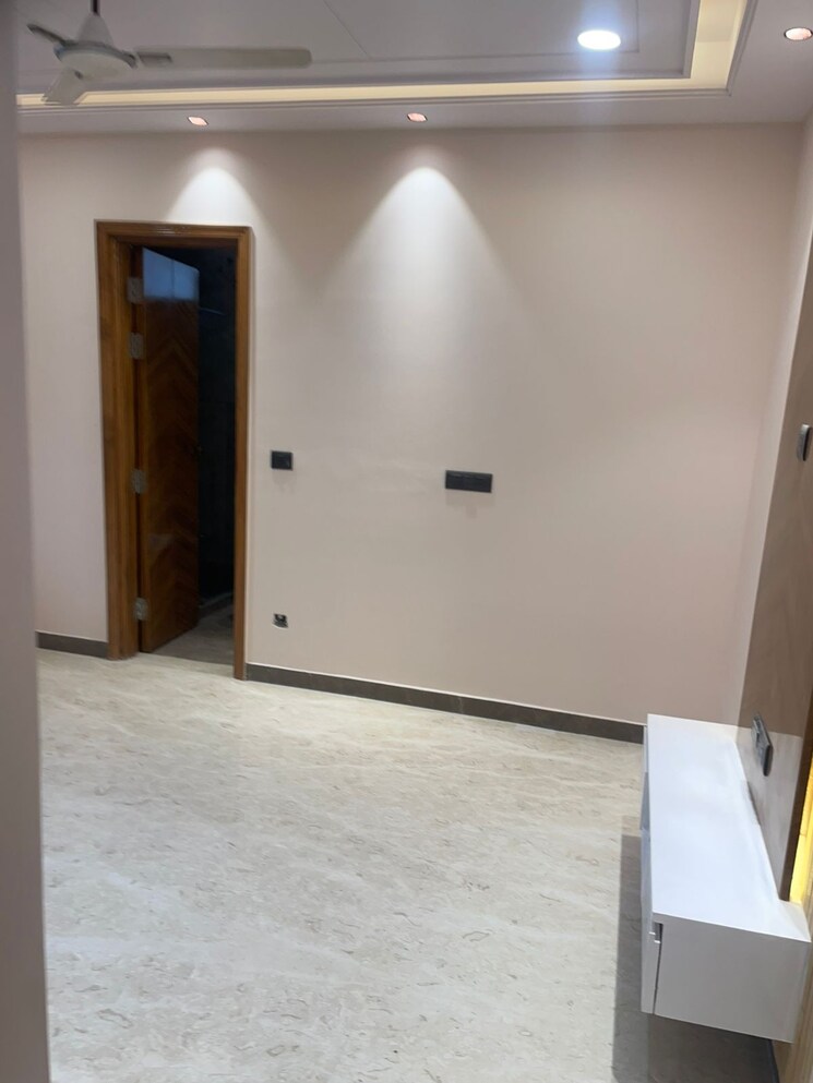 Room, pitampura 3 Bedroom 1800 Sq.Ft. Builder Floor In Pitampura Delhi 9497767