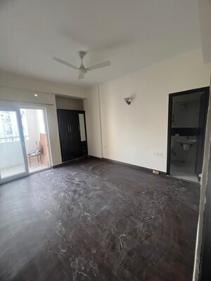 Room in 3 BHK Apartment at Amrapali Silicon City, Sector 76 – for Rent