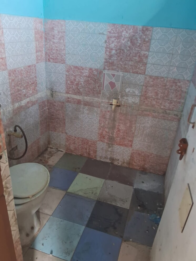 Bathroom, jasola 3 Bedroom 300 Sq.Yd. Builder Floor In Jasola Delhi 9497927