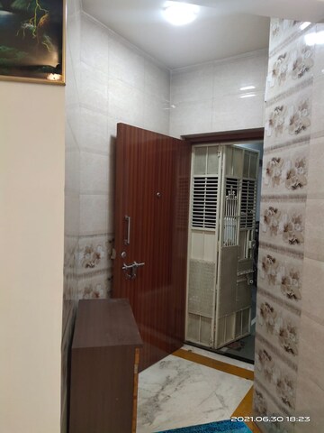 Living Room in 1.5 BHK Apartment at Erandwane – for Rent